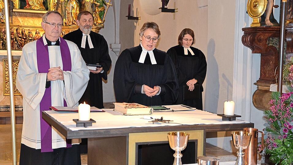 Die katholischen und evangelischen Priester beim ersten gemeinsamen ökumenischen Gottesdienst in der Pfarrkirche Mariä Verkündigung. Die katholischen und evangelischen Priester beim ersten gemeinsamen ökumenischen Gottesdienst in der Pfarrkirche Mariä Verkündigung.