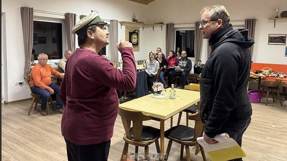 Der Gurkenk&ouml;nig Alfred wird von Sepp Neumaier (l.) verk&ouml;rpert.