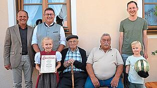 Sie kamen zum Gratulieren, v.l.: B&uuml;rgermeister und FBG-Vorsitzender Leonhard Berger, stellvertretender Landrat Helmut Fichtner, der Jubilar mit Enkelkindern, Josef Hillerbrand und TVA-Vorsitzender Martin Meier.