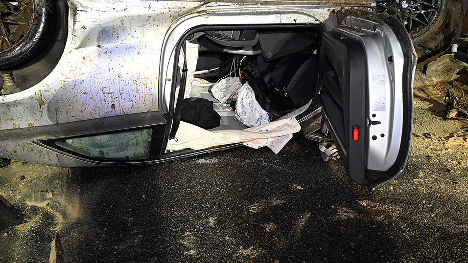 In der Gemeinde Gerzen ist ein Autofahrer gegen einen Holzstoß gekracht.