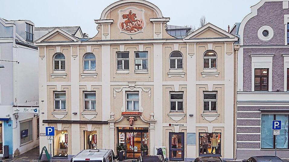 Stadtzentrum Vilsbiburg: Das Gebäude Stadtplatz 21 zieren eine Darstellung des heiligen Georg als Drachentöter und eine Stierkopfplastik. Stadtzentrum Vilsbiburg: Das Gebäude Stadtplatz 21 zieren eine Darstellung des heiligen Georg als Drachentöter und eine Stierkopfplastik.