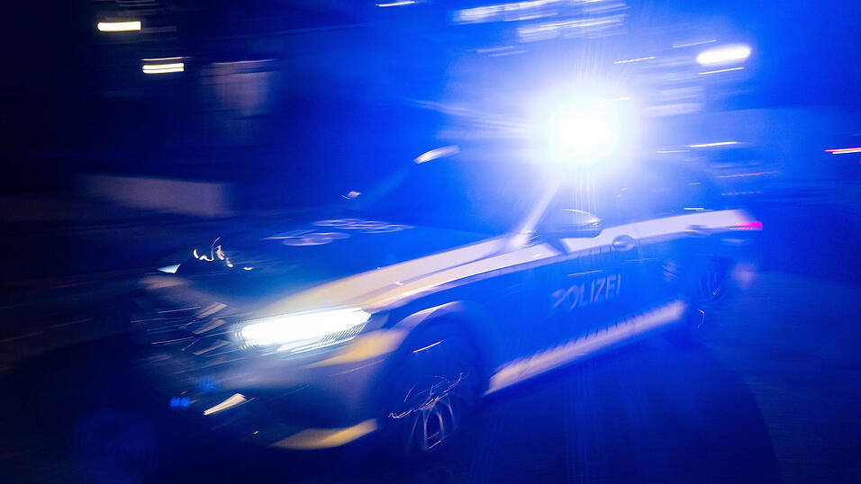 Mit acht Streifenwagen verfolgte die Polizei den Autofahrer in Rettenbach. (Symbolfoto)