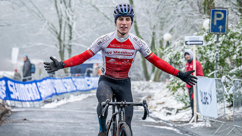Es ist vollbracht: Überglücklich überquerte Niclas Look vom RSV Moosburg in Radevormwald die Ziellinie. Es ist vollbracht: Überglücklich überquerte Niclas Look vom RSV Moosburg in Radevormwald die Ziellinie.