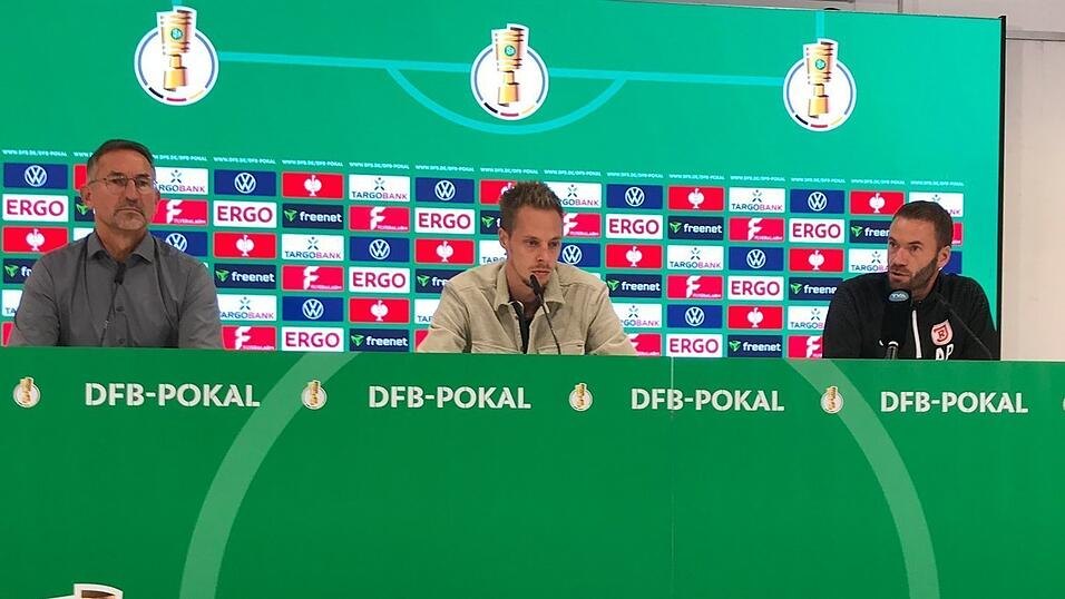 Sport-Geschäftsführer Achim Beierlorzer (l.) und Interimstrainer Andreas Patz (r.; in der Mitte Pressesprecher Johannes Liedl) beziehen Stellung zur aktuellen Lage bei Jahn Regensburg. Sport-Geschäftsführer Achim Beierlorzer (l.) und Interimstrainer Andreas Patz (r.; in der Mitte Pressesprecher Johannes Liedl) beziehen Stellung zur aktuellen Lage bei Jahn Regensburg.