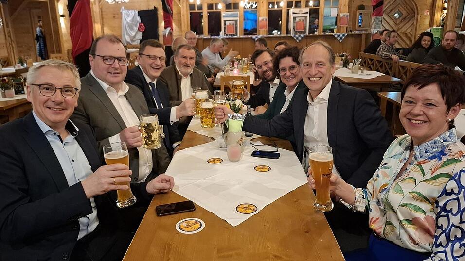 Gute Laune hatte Günter Baumgartner (3. v. l.) am Sonntagabend in der Runde seiner CSU-Parteifreunde (v. l.) Werner Bumeder, Michael Fahmüller, Max Straubinger, Thomas Hieninger, Petra Loibl, Martin Wagle und Renate Bumeder. Am Montagvormittag gab es dann endgültig Grund zum Feiern.