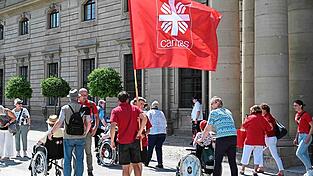 Die rote Fahne der Caritas war bei dem Ausflug nach Würzburg steter Begleiter und gutes Erkennungszeichen für die Sonnenzügler aus der Diözese Regensburg.