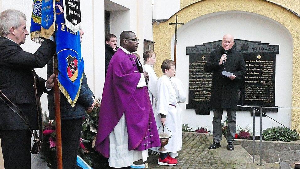 Vor dem Ehrenmal am Kirchfriedhof wurde gebetet, vorgetragen, gesungen und musiziert.