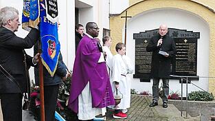 Vor dem Ehrenmal am Kirchfriedhof wurde gebetet, vorgetragen, gesungen und musiziert.