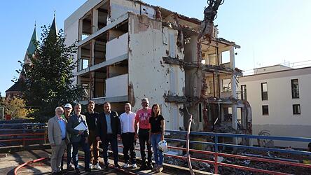 Die Stadtr&auml;te Stefan Platzer, Andreas Geiling, Dr. Rainer Traurig und Oliver Schulz sowie B&uuml;rgermeister Martin Stoiber, Stadtbaumeister Volker Skibba und die Vertreter der Baufirmen, Christian Hartl und Doris Silberbauer.