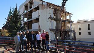 Die Stadtr&auml;te Stefan Platzer, Andreas Geiling, Dr. Rainer Traurig und Oliver Schulz sowie B&uuml;rgermeister Martin Stoiber, Stadtbaumeister Volker Skibba und die Vertreter der Baufirmen, Christian Hartl und Doris Silberbauer.