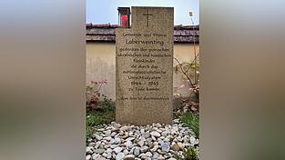 Der Erinnerungsstein steht bei der Kirche in Laberweinting.