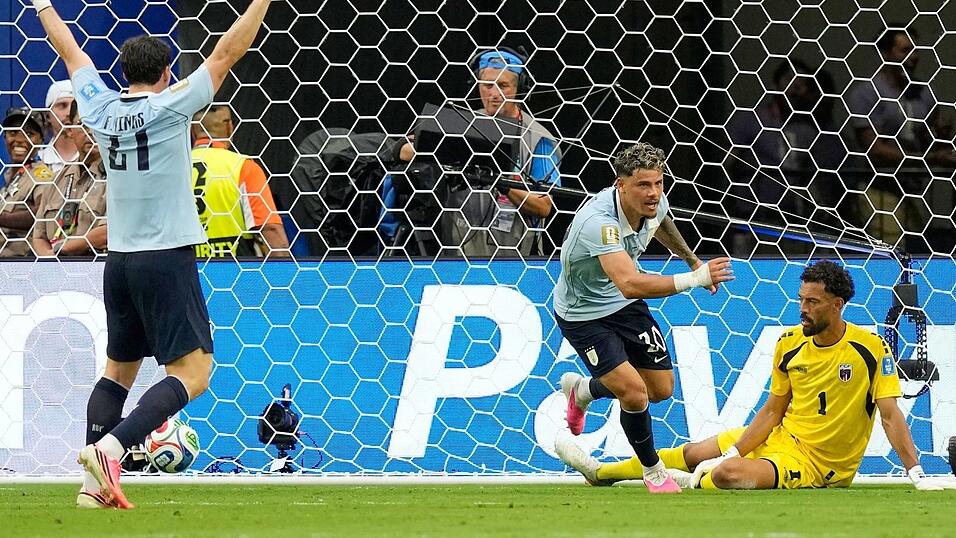 Maxi Araujo (M) jubelt &uuml;ber sein Tor zum 1:1 f&uuml;r Uruguay.