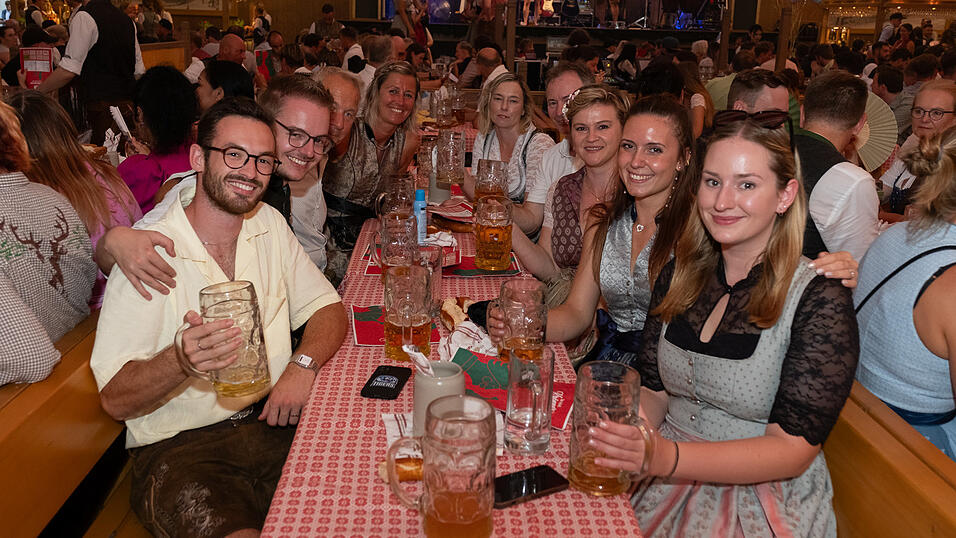 Die Partybilder vom Montag, 14. August 2023, aus dem Festzelt Krönner. Die Partybilder vom Montag, 14. August 2023, aus dem Festzelt Krönner.