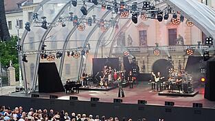 Volle Ränge im Schlosshof beim Konzert von Andrea Berg.