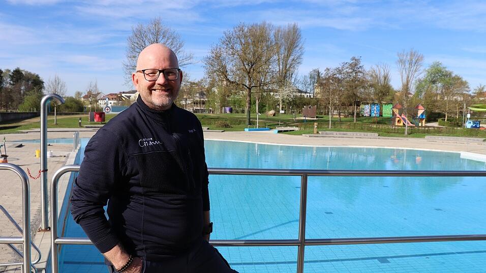 Andreas Vogt hat den Überblick im Chamer Freizeitbad. Bis zur Saisoneröffnung stehen noch ein paar letzte Aufgaben an. Andreas Vogt hat den Überblick im Chamer Freizeitbad. Bis zur Saisoneröffnung stehen noch ein paar letzte Aufgaben an.