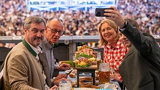 Gemeinsam mit CSU-Chef Markus Söder und den SPD-Parteivorsitzenden Bärbel Bas und Lars Klingbeil kam Merz ins Schottenhamel-Festzelt.