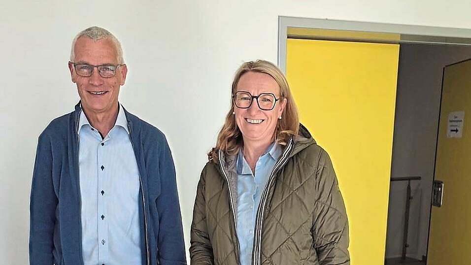 Siegerin Angela Baumann an der Urne.