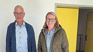 Siegerin Angela Baumann an der Urne.