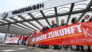 Vor der Betriebsversammlung von VW in Zwickau demonstrieren Besch&auml;ftigte am Werkstor.