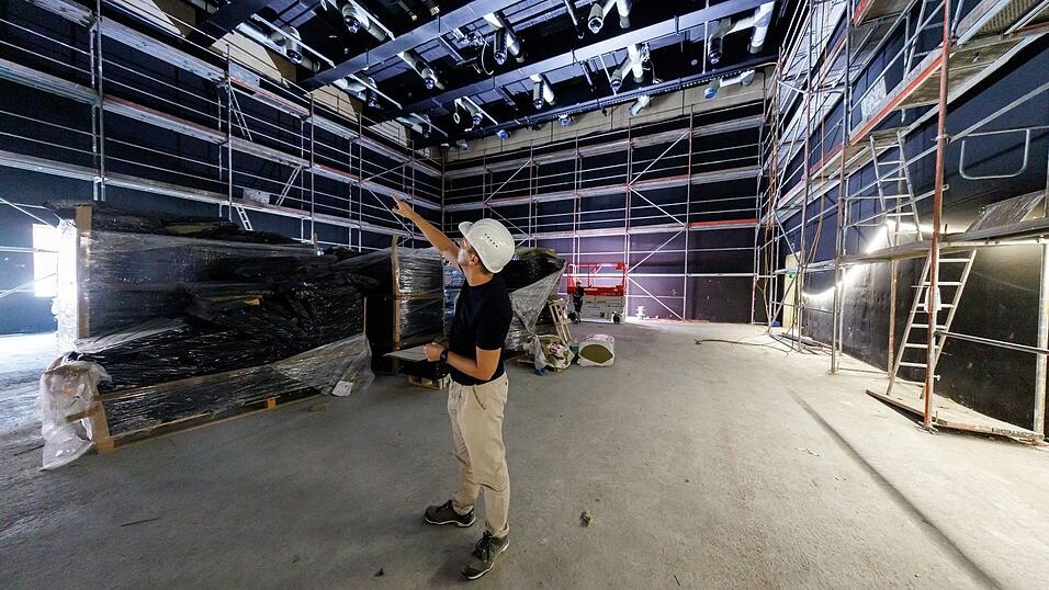 Das neue Opernhaus bietet viel moderne Technik. Im Orchesterprobensaal werden drehbare Paneele je nach Bedarf den Schall schlucken oder reflektieren. Das neue Opernhaus bietet viel moderne Technik. Im Orchesterprobensaal werden drehbare Paneele je nach Bedarf den Schall schlucken oder reflektieren.