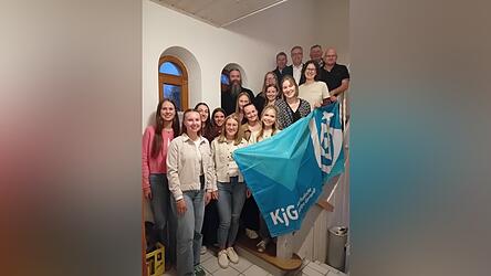 Das neue KJG-Team mit den Ehrengästen und den Mitgliedern im Treppenhaus der „Alten Schule“. Das neue KJG-Team mit den Ehrengästen und den Mitgliedern im Treppenhaus der „Alten Schule“.