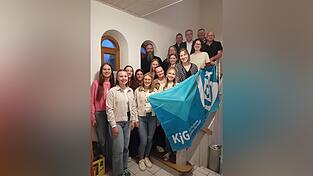 Das neue KJG-Team mit den Ehrengästen und den Mitgliedern im Treppenhaus der „Alten Schule“. Das neue KJG-Team mit den Ehrengästen und den Mitgliedern im Treppenhaus der „Alten Schule“.