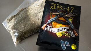 Leicht zu bekommen, billig - und in der Wirkung oft unkalkulierbar: Designerdrogen. (Illustration)