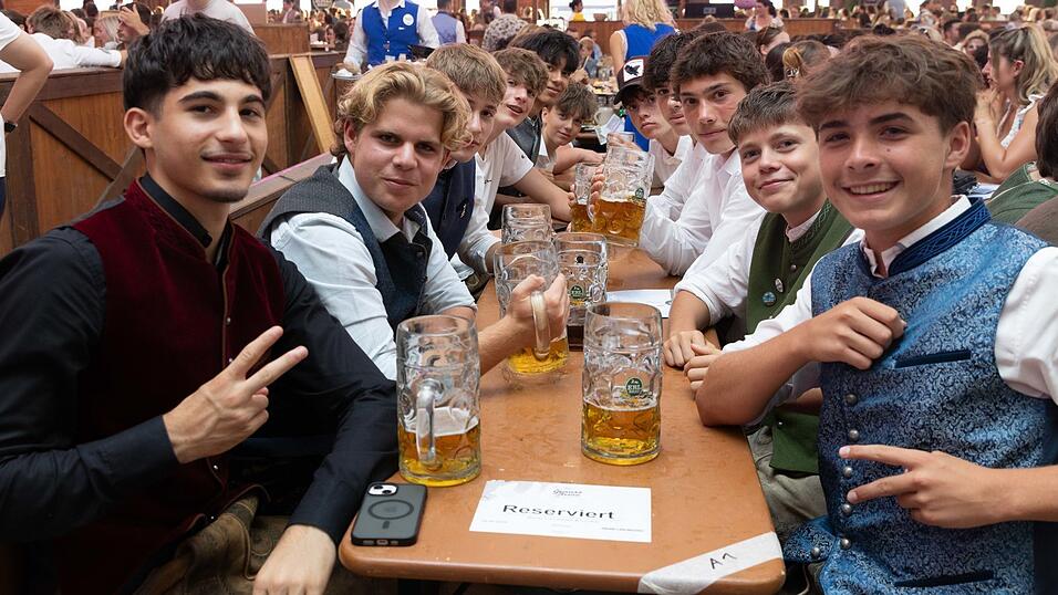 Die Partybilder vom Sonntag, 9. August, aus dem Festzelt Wenisch. Die Partybilder vom Sonntag, 9. August, aus dem Festzelt Wenisch.