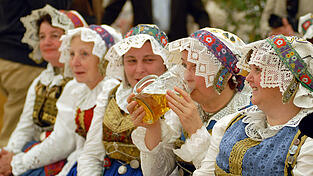 Im Jahr 2009 hat die UNESCO Bairisch im Weltatlas der bedrohten Sprachen aufgenommen. Und wenn die Mundart komplett ausstirbt - dann hat Bayern nur noch ihre Tracht und das Bier. Im Jahr 2009 hat die UNESCO Bairisch im Weltatlas der bedrohten Sprachen aufgenommen. Und wenn die Mundart komplett ausstirbt - dann hat Bayern nur noch ihre Tracht und das Bier.