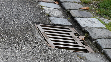 So ein Gullydeckel wurde laut Dr. Joseph Adelsberger in der Johann-Baptist-Lethner Stra&szlig;e ausgehoben, h&ouml;chstwahrscheinlich in der Halloween-Nacht.