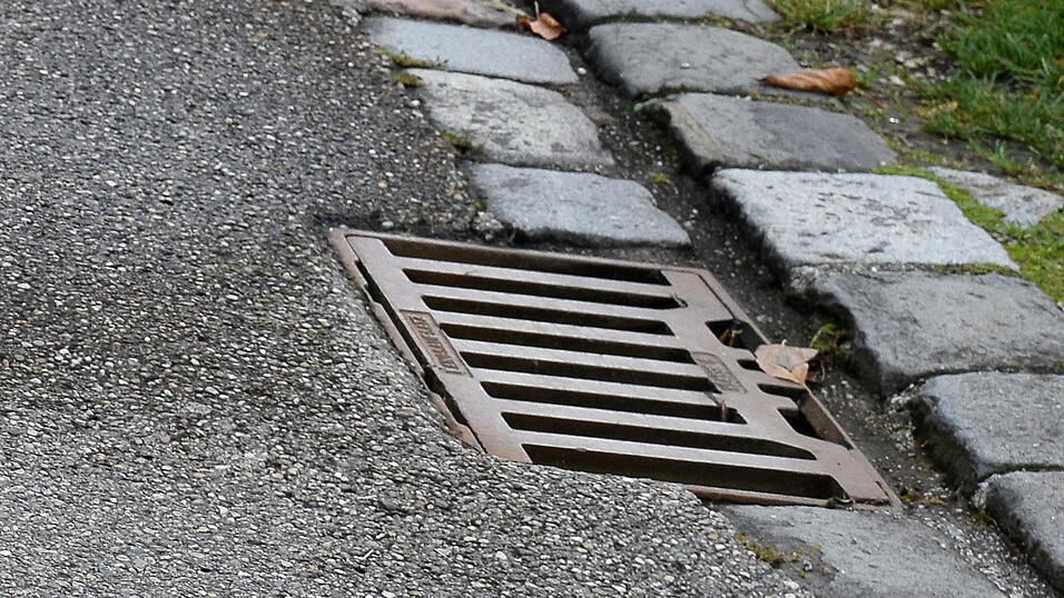 So ein Gullydeckel wurde laut Dr. Joseph Adelsberger in der Johann-Baptist-Lethner Straße ausgehoben, höchstwahrscheinlich in der Halloween-Nacht.