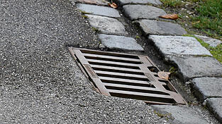 So ein Gullydeckel wurde laut Dr. Joseph Adelsberger in der Johann-Baptist-Lethner Straße ausgehoben, höchstwahrscheinlich in der Halloween-Nacht.