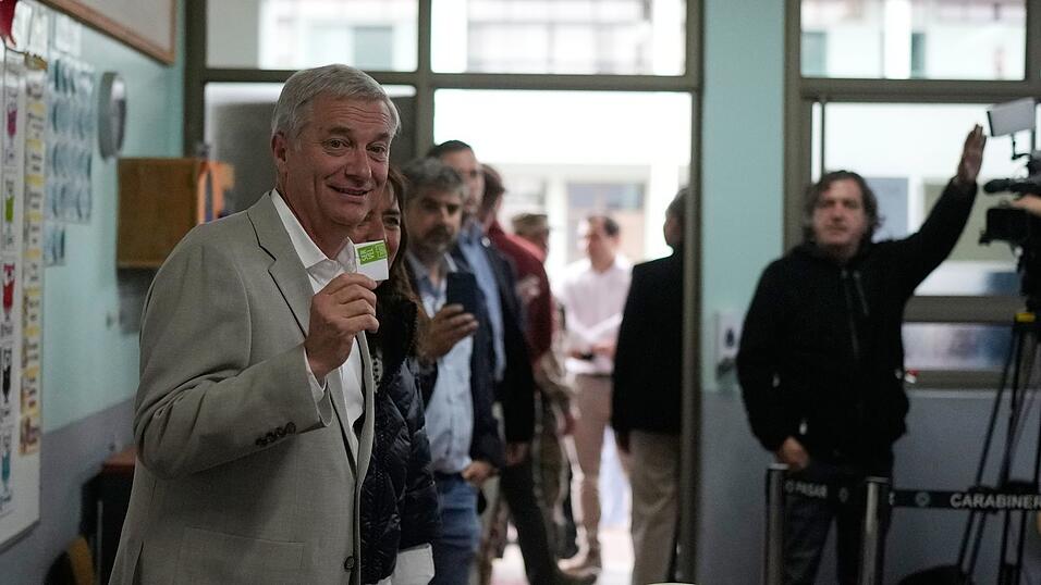 Der deutschstämmige Rechtspolitiker José Antonio Kast hat die Stichwahl für sich entschieden. Der deutschstämmige Rechtspolitiker José Antonio Kast hat die Stichwahl für sich entschieden.