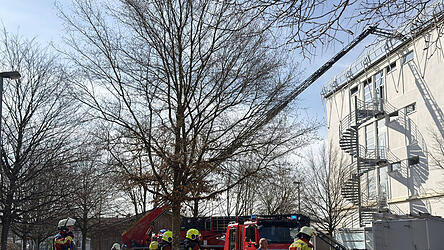 Derzeit sind zahlreiche Einsatzkr&auml;fte der Feuerwehr vor Ort.