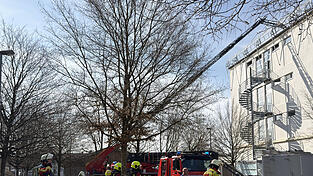 Derzeit sind zahlreiche Einsatzkr&auml;fte der Feuerwehr vor Ort.