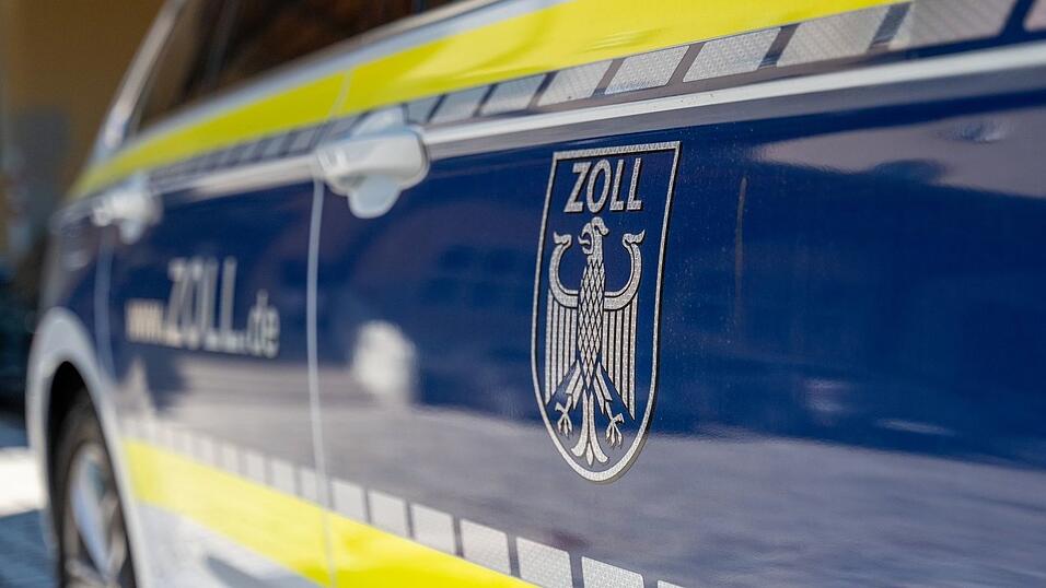 Das Hauptzollamt Regensburg kontrollierte Sendungen, die nach Tschechien gehen sollten. (Symbolbild) Das Hauptzollamt Regensburg kontrollierte Sendungen, die nach Tschechien gehen sollten. (Symbolbild)
