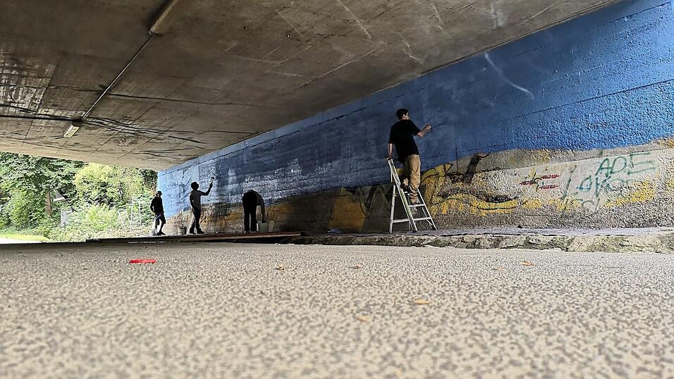 Im Vorfeld grundierte Graffiti-K&uuml;nstler Philipp H&ouml;rster die etwa 20 Meter lange Wand.