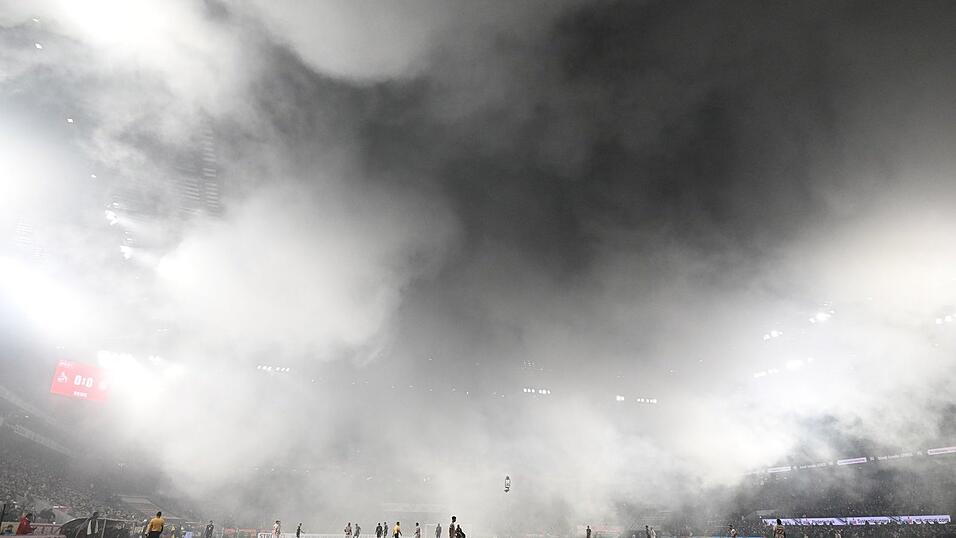Pyrotechnik sorgte in K&ouml;ln f&uuml;r eine zehnmin&uuml;tige Unterbrechung.