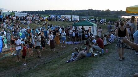 Der Besucherandrang in der Open-Air-Arena konnte durchaus an die früheren Zeiten der Freiluft-Konzerte vor den Toren von Binabiburg anknüpfen. Der Besucherandrang in der Open-Air-Arena konnte durchaus an die früheren Zeiten der Freiluft-Konzerte vor den Toren von Binabiburg anknüpfen.