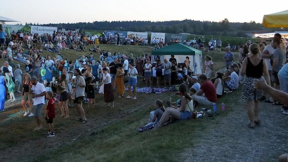 Der Besucherandrang in der Open-Air-Arena konnte durchaus an die früheren Zeiten der Freiluft-Konzerte vor den Toren von Binabiburg anknüpfen. Der Besucherandrang in der Open-Air-Arena konnte durchaus an die früheren Zeiten der Freiluft-Konzerte vor den Toren von Binabiburg anknüpfen.