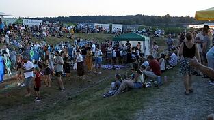 Der Besucherandrang in der Open-Air-Arena konnte durchaus an die früheren Zeiten der Freiluft-Konzerte vor den Toren von Binabiburg anknüpfen. Der Besucherandrang in der Open-Air-Arena konnte durchaus an die früheren Zeiten der Freiluft-Konzerte vor den Toren von Binabiburg anknüpfen.