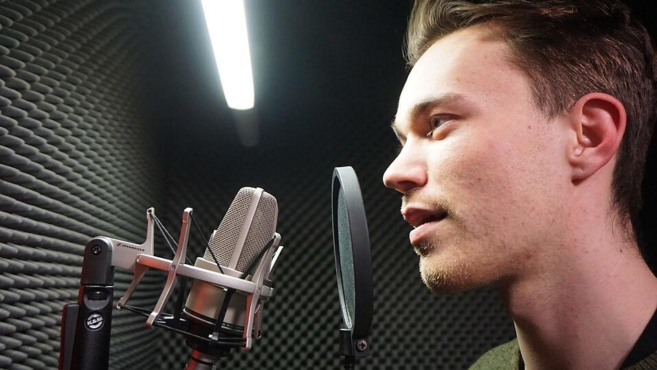 Paul Klinzing beim Einsprechen des Off-Textes.