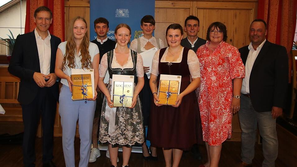 Regierungspräsident Rainer Haslbeck mit Vanessa Bruckmüller, Leonhard Paintner, Simone Hafner, Anne Kristen, Hanna Groß, Christian Schosser, Angelika Vierl und Josef Peringer, von den Prüfungsausschüssen (von links) bei der Ehrung der Jahrgangsbesten in der Haus- und Landwirtschaft.