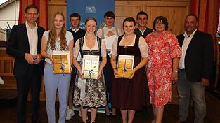 Regierungspräsident Rainer Haslbeck mit Vanessa Bruckmüller, Leonhard Paintner, Simone Hafner, Anne Kristen, Hanna Groß, Christian Schosser, Angelika Vierl und Josef Peringer, von den Prüfungsausschüssen (von links) bei der Ehrung der Jahrgangsbesten in der Haus- und Landwirtschaft.