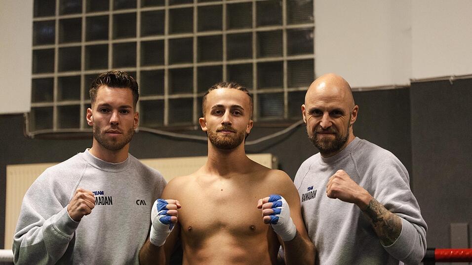 Schlagkräftiger Einstand: Yunes Ramadan (Mitte) ist stolz auf seinen Premierenerfolg - genauso wie sein Trainer Martin Faltermeier (rechts) und Geschäftspartner Daniel Tomaschko. Schlagkräftiger Einstand: Yunes Ramadan (Mitte) ist stolz auf seinen Premierenerfolg - genauso wie sein Trainer Martin Faltermeier (rechts) und Geschäftspartner Daniel Tomaschko.