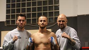 Schlagkr&auml;ftiger Einstand: Yunes Ramadan (Mitte) ist stolz auf seinen Premierenerfolg - genauso wie sein Trainer Martin Faltermeier (rechts) und Gesch&auml;ftspartner Daniel Tomaschko.