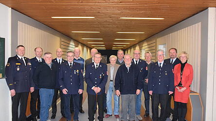 Die neu ernannten Ehrenmitglieder der FFW Rottersdorf mit der F&uuml;hrungsriege (v.l.) KBI Erwin Wurzer, Kommandant Markus G&uuml;rster, KBM J&uuml;rgen Kainz, (v.r.) B&uuml;rgermeisterin Jutta Staudinger und Vorstand Josef G&uuml;rster.