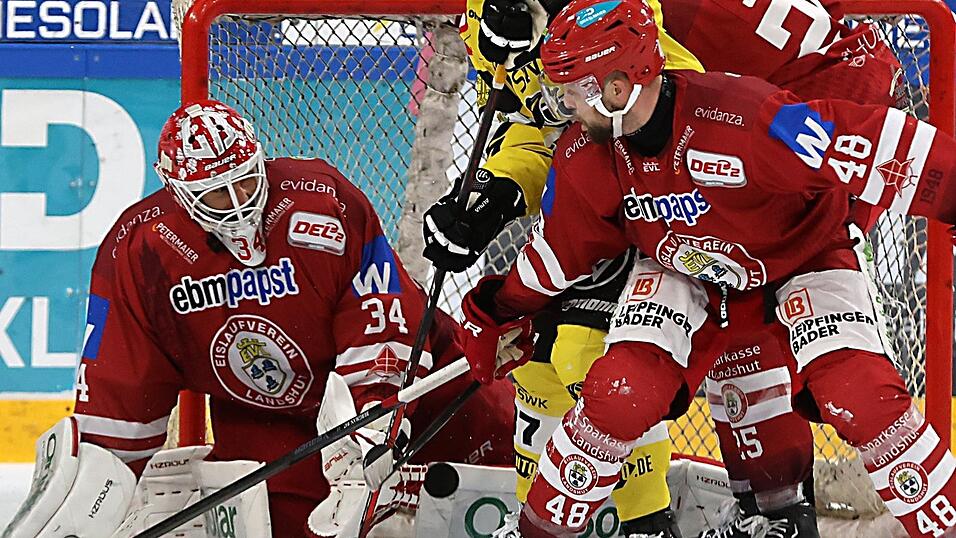 Beim 4:2-Heimsieg des EVL gegen Krefeld war in der Vorsaison noch ganz schön viel los vor dem Kasten von EVL-Keeper Jonas Langmann (li.). Das Rückspiel in Krefeld fiel aus, weil der EVL verspätet anreiste - die Angelegenheit wurde nun außergerichtlich geklärt. Beim 4:2-Heimsieg des EVL gegen Krefeld war in der Vorsaison noch ganz schön viel los vor dem Kasten von EVL-Keeper Jonas Langmann (li.). Das Rückspiel in Krefeld fiel aus, weil der EVL verspätet anreiste - die Angelegenheit wurde nun außergerichtlich geklärt.