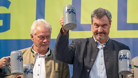 Im Festzelt auf dem Gillamoos-Volksfest wiederholte CSU-Chef Söder (rechts, neben Alois Rainer) seine Forderungen zur Reform des Bürgergeldes und der Einführung einer Wehrpflicht.