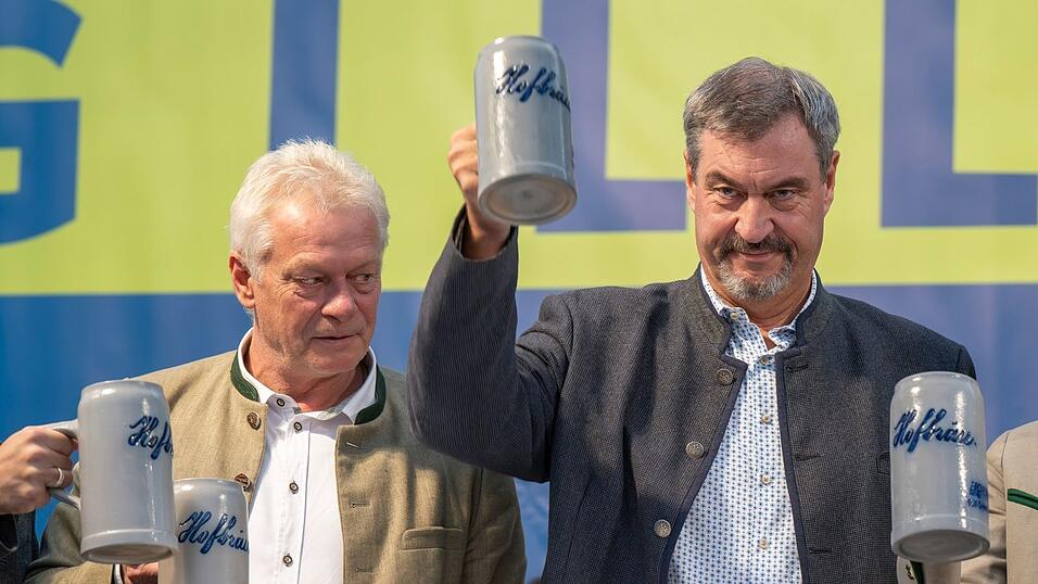 Im Festzelt auf dem Gillamoos-Volksfest wiederholte CSU-Chef Söder (rechts, neben Alois Rainer) seine Forderungen zur Reform des Bürgergeldes und der Einführung einer Wehrpflicht. Im Festzelt auf dem Gillamoos-Volksfest wiederholte CSU-Chef Söder (rechts, neben Alois Rainer) seine Forderungen zur Reform des Bürgergeldes und der Einführung einer Wehrpflicht.